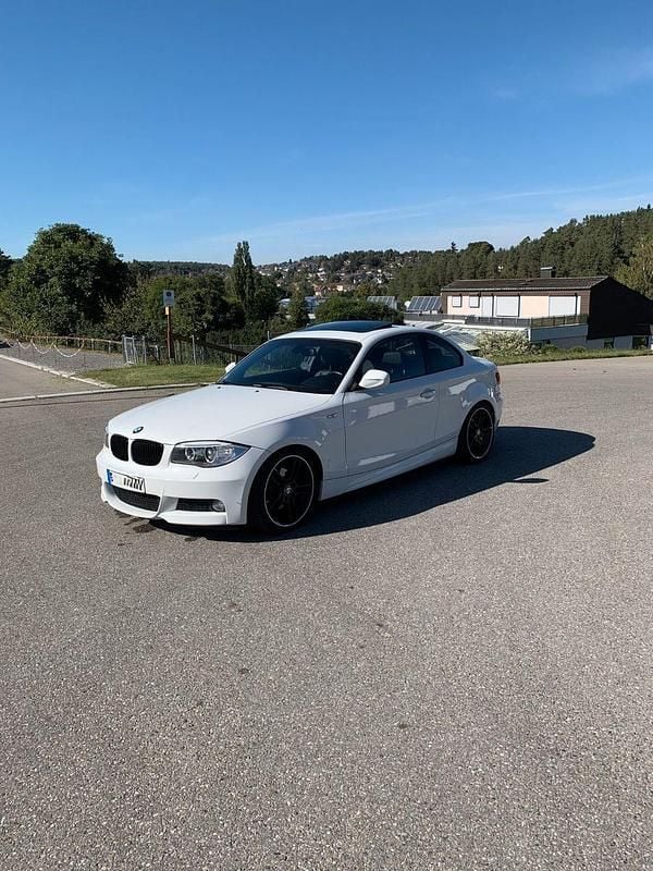 Weiß Gebraucht 2011 BMW 125 Coupé M Sport Coupé | 17.200 € (Fairer Preis) - Bild 1/4