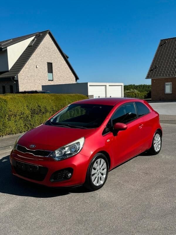 Rot Gebraucht 2013 Kia Rio Kleinwagen | 3.350 € (Fairer Preis) - Bild 1/4