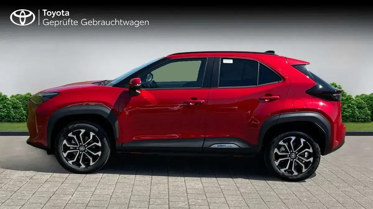 Neu Toyota Yaris Cross 131 PS (96 kW) 2026 Karmina rot SUV