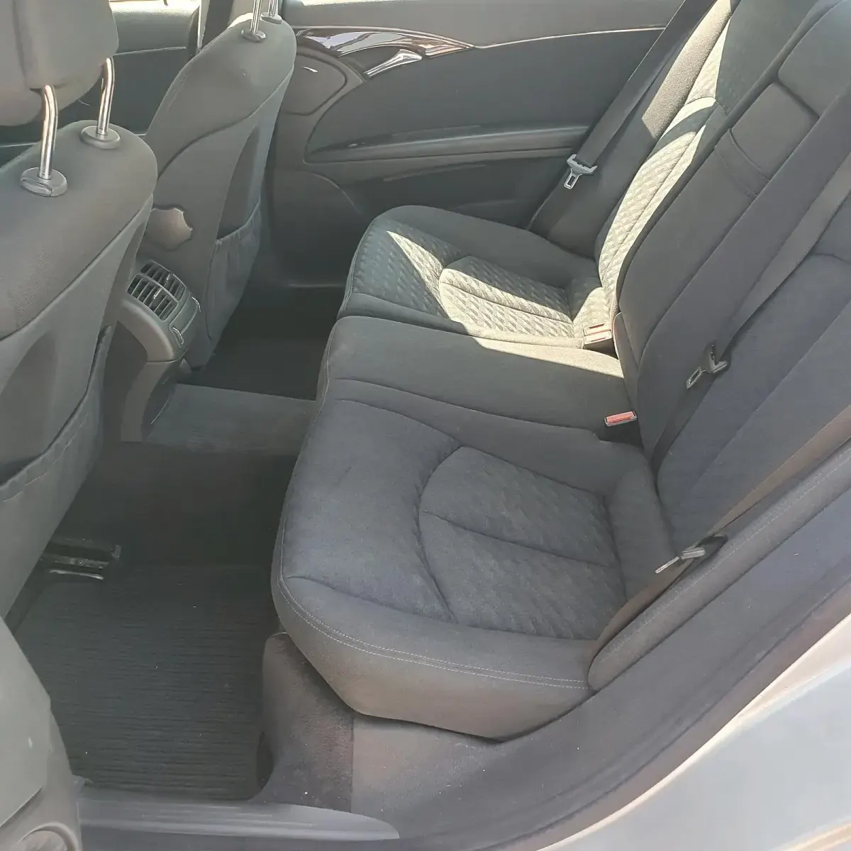 Gebraucht Mercedes E220 150 PS (110 kW) 2003 Silber Limousine