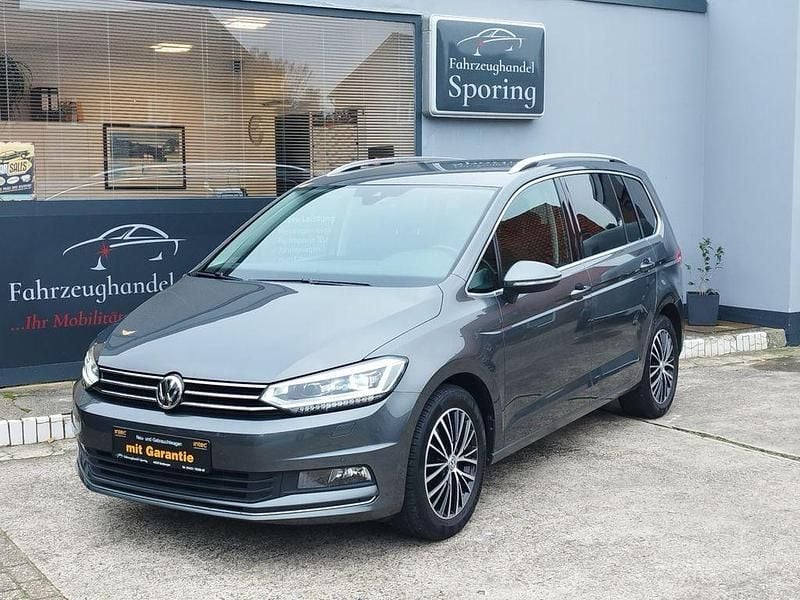 Grau Gebraucht 2018 VW Touran Highline Van / Kleinbus | 20.450 € (Guter Preis) - Bild 1/4