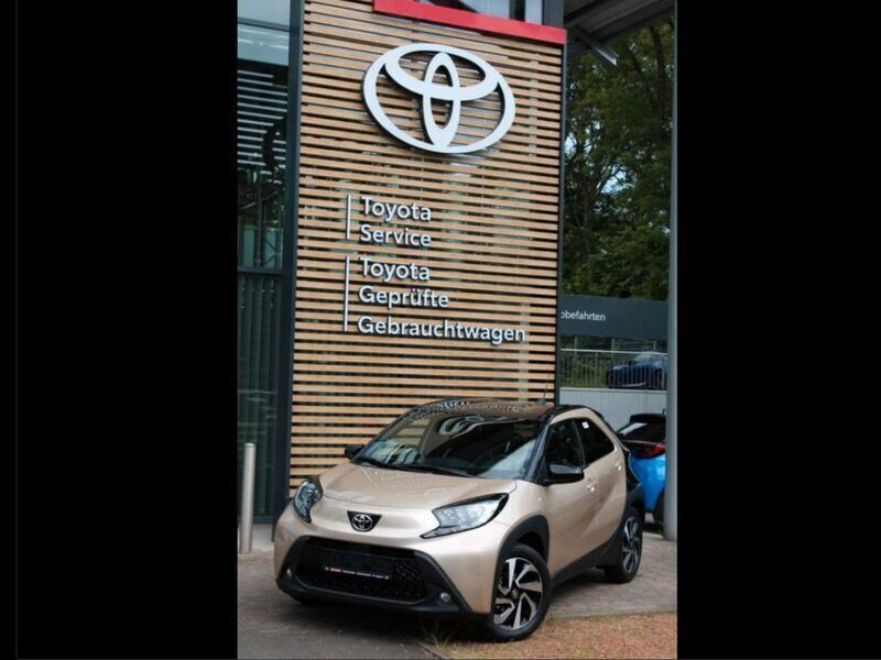 Beige Neu 2024 Toyota Aygo Team Kleinwagen | 19.490 € - Bild 1/4