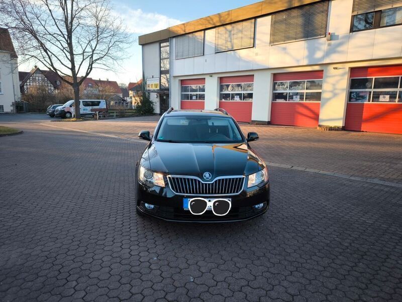 Schwarz Gebraucht 2014 Skoda Superb Active Kombi | 10.333 € (Fairer Preis) - Bild 1/4