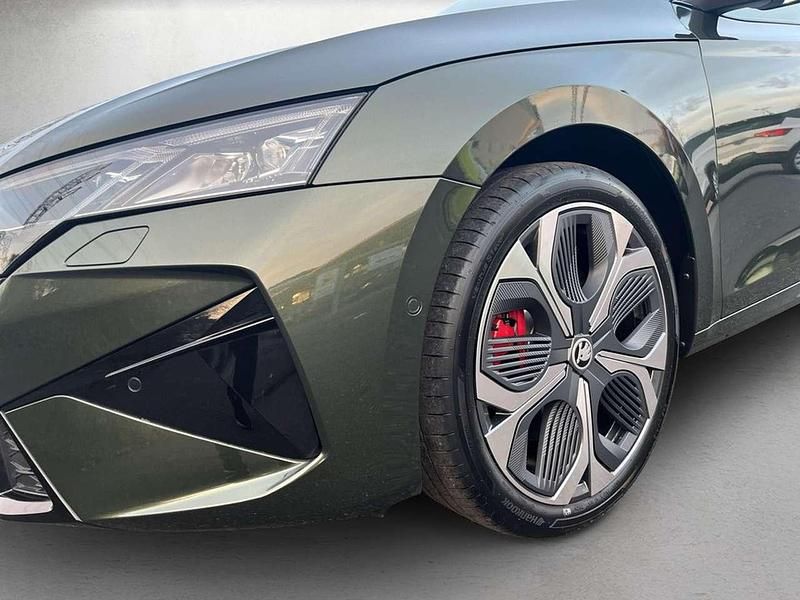 Neu Skoda Octavia RS 265 PS (194 kW) 2026 Khakigrün metallic Coupé