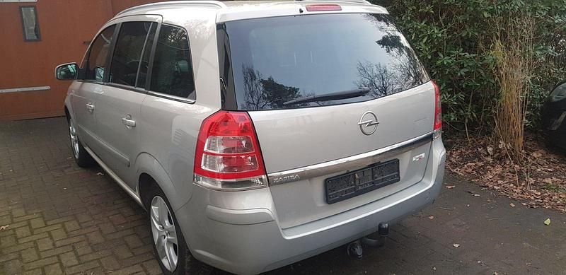 Gebraucht Opel Zafira Edition 140 PS (102 kW) 2010 Silber Van / Kleinbus