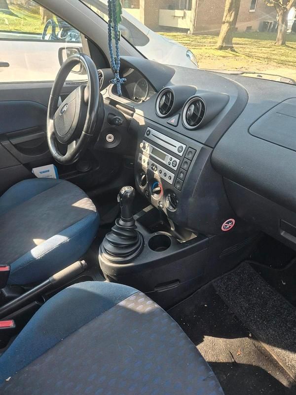 Gebraucht Ford Fiesta 60 PS (44 kW) 2004 Grau Kleinwagen