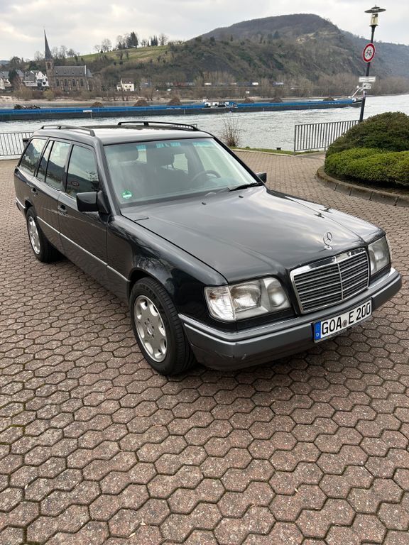 Schwarz Gebraucht 1994 Mercedes E200 Kombi | 4.900 € - Bild 1/4
