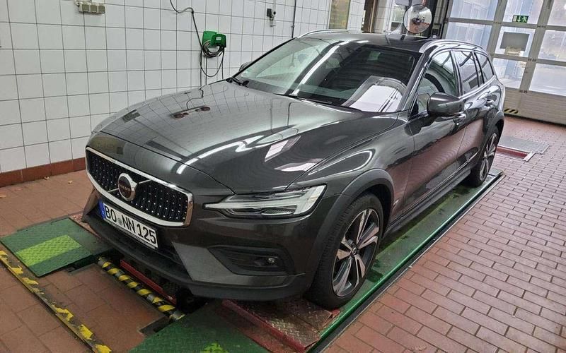 Gebraucht Volvo V60 CC Plus 197 PS (144 kW) 2023 Grau platinum grey / metallic Kombi