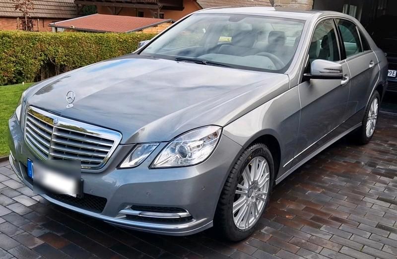 Grau Gebraucht 2012 Mercedes E200 Elegance Limousine | 16.900 € (Teuer) - Bild 1/4
