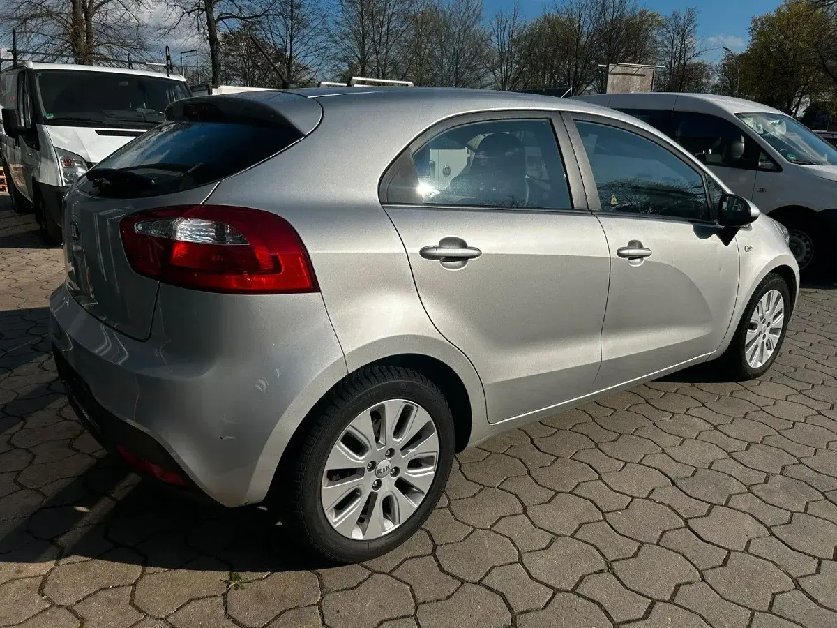 Gebraucht Kia Rio Edition 7 109 PS (80 kW) 2013 Silber Kleinwagen