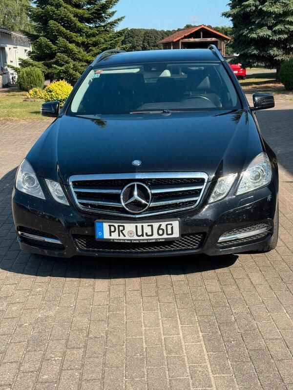 Schwarz Gebraucht 2011 Mercedes 220 Kombi | 8.500 € - Bild 1/4