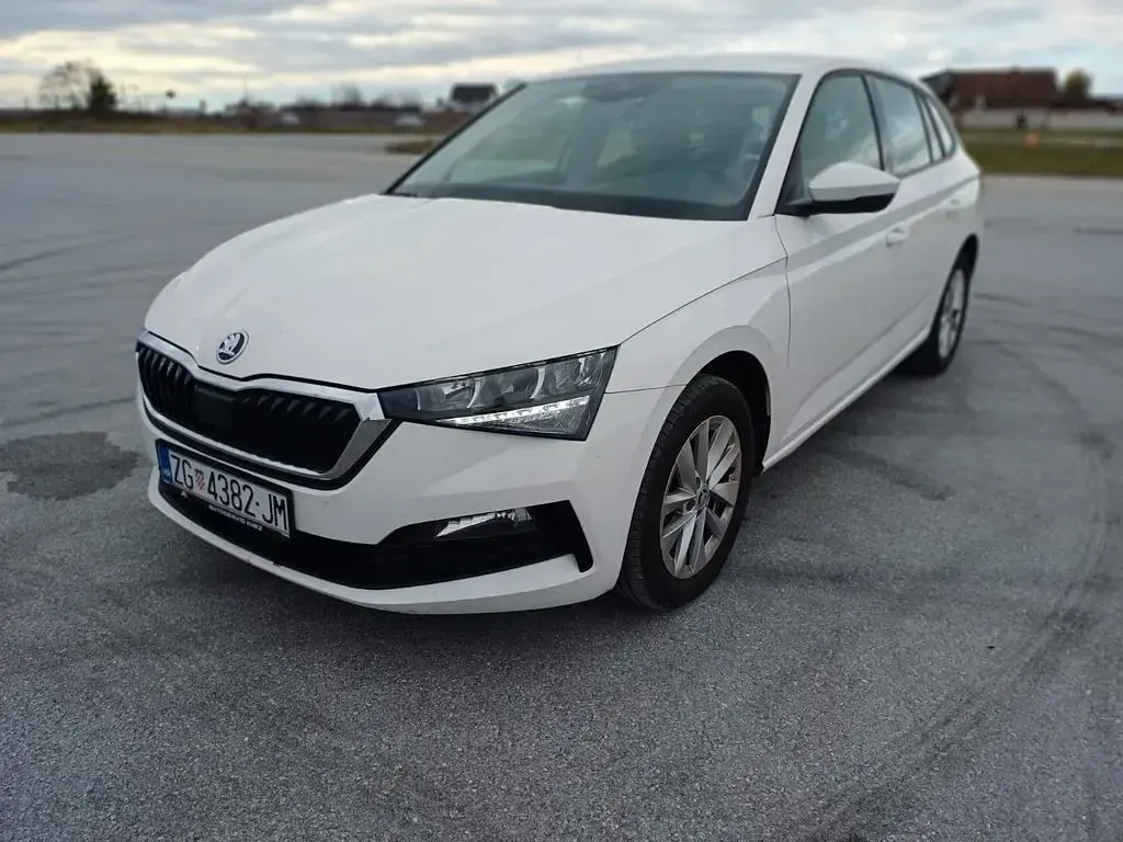 Gebraucht Skoda Scala Ambition 110 PS (80 kW) 2023 Weiß Kleinwagen