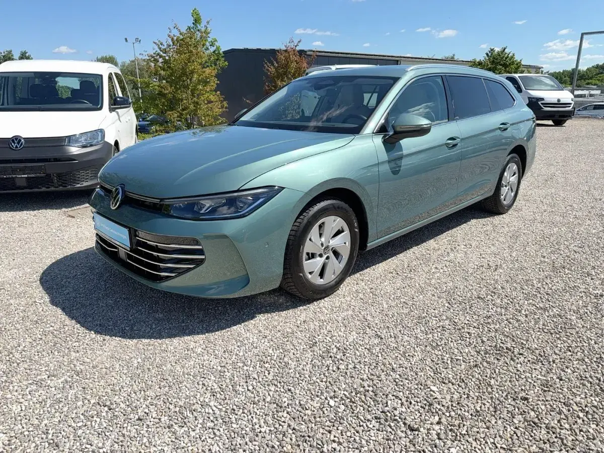 Gebraucht VW Passat Elegance 150 PS (110 kW) 2025 Maripositgrün Kombi