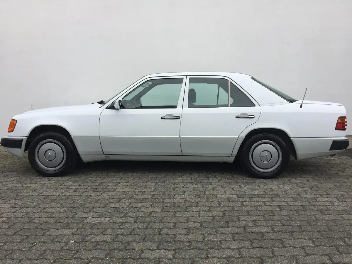 Gebraucht Mercedes E200 118 PS (86 kW) 1992 Weiss Limousine