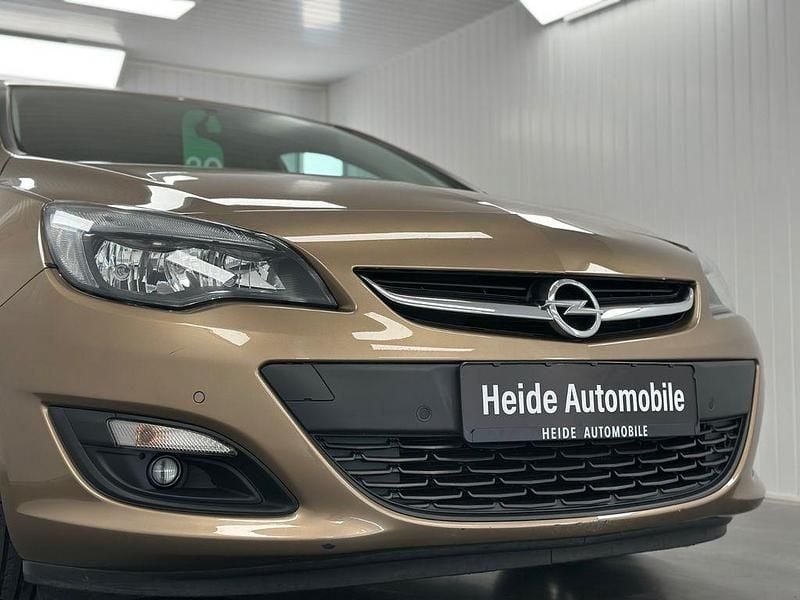 Gebraucht Opel Astra Active 140 PS (102 kW) 2014 Champagner (m2) Limousine
