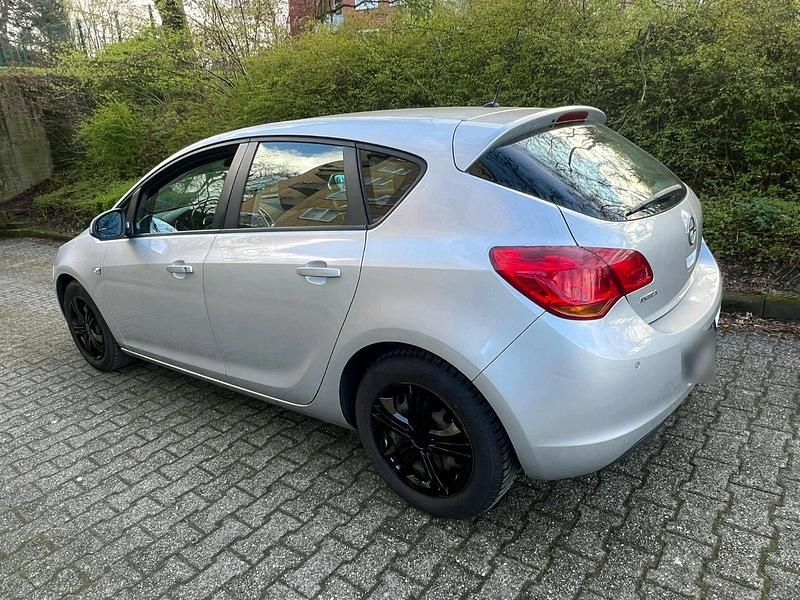 Gebraucht Opel Astra 116 PS (85 kW) 2010 Silber Limousine