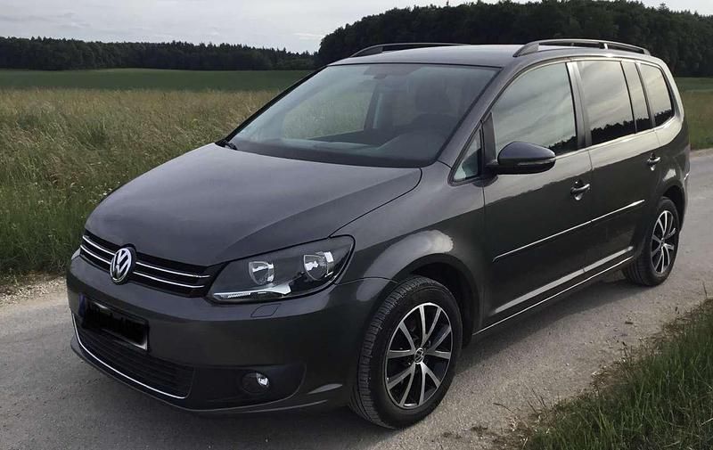 Grau Gebraucht 2010 VW Touran Comfortline Van / Kleinbus | 7.300 € - Bild 1/4