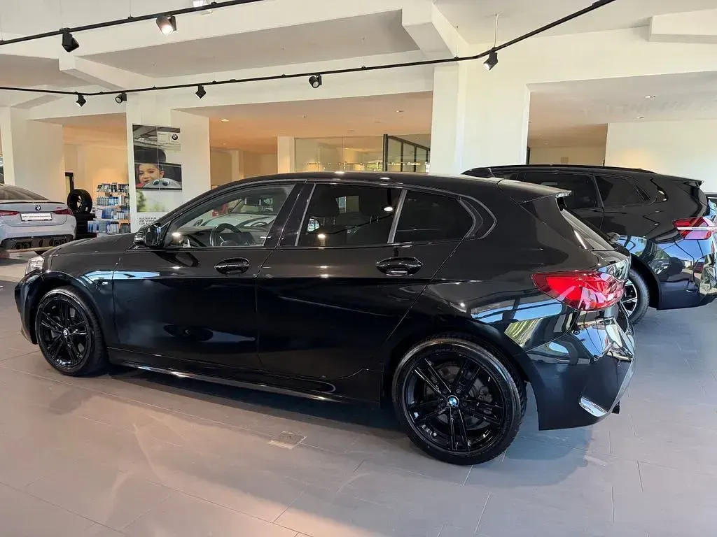 Gebraucht BMW 120 M Sport 178 PS (130 kW) 2021 Black sapphire metallic Limousine