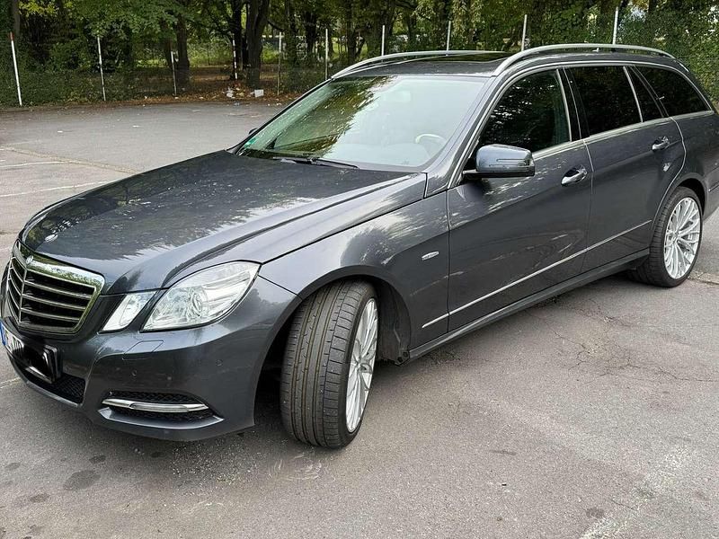 Gebraucht 2010 Mercedes E250 Elegance Kombi | 11.900 € - Bild 1/4