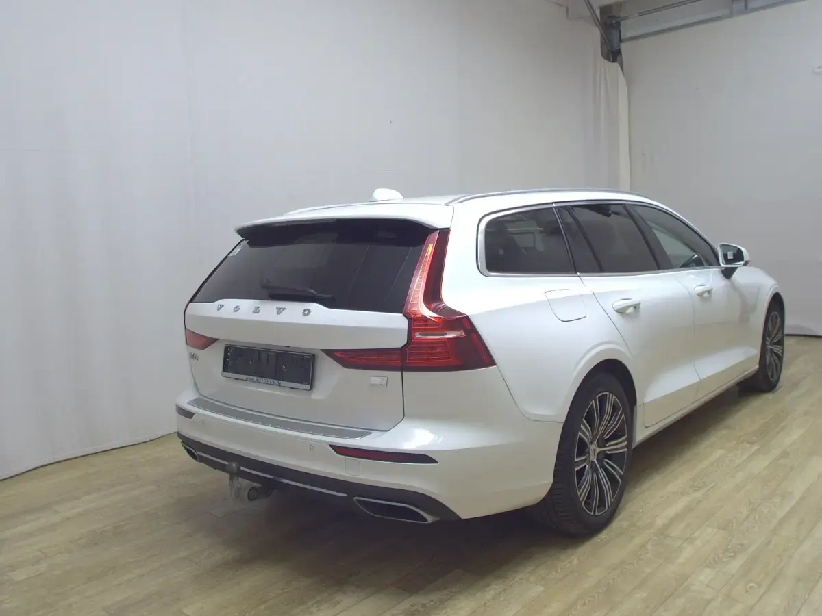 Gebraucht Volvo V60 Inscription 341 PS (250 kW) 2021 Weiss Kombi