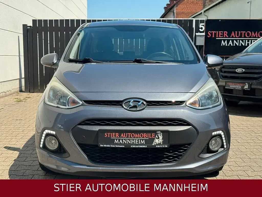Gebraucht Hyundai i10 Edition 67 PS (49 kW) 2015 Grau Kleinwagen
