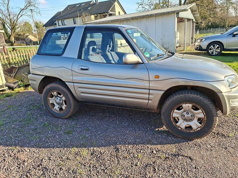 Second-hand Toyota RAV4 128 CP (94 kW) 2000 Gri SUV