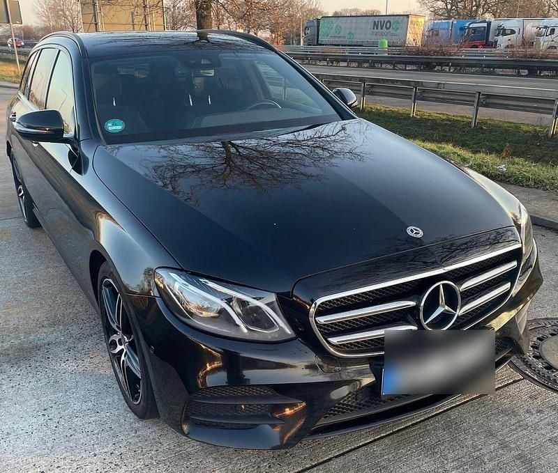 Schwarz Gebraucht 2020 Mercedes E220 AMG line Kombi | 22.000 € (Guter Preis) - Bild 1/4