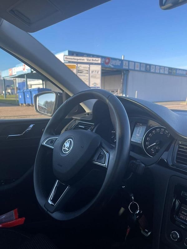 Gebraucht Skoda Rapid Ambition 105 PS (77 kW) 2015 Silber Kleinwagen