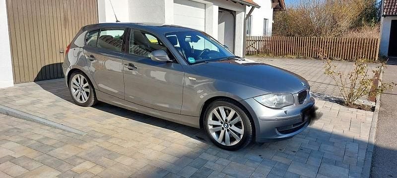 Grau Gebraucht 2010 BMW 123 Sport Line Kleinwagen | 6.490 € (Fairer Preis) - Bild 1/4