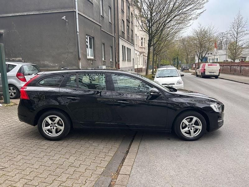 Gebraucht Volvo V60 120 PS (88 kW) 2016 Schwarz Kombi