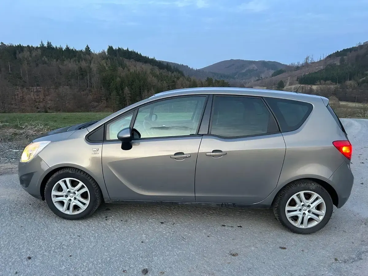 Używany Opel Meriva 110 KM (80 kW) 2013 Srebrny Minivan