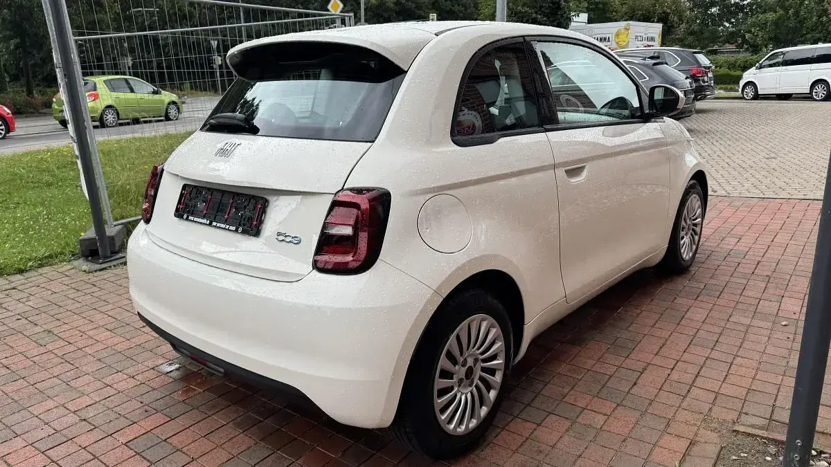 Gebraucht Fiat 500e Basis 86 kW (118 PS) 2023 Weiß (colore esterno (arktis weiß)) Limousine