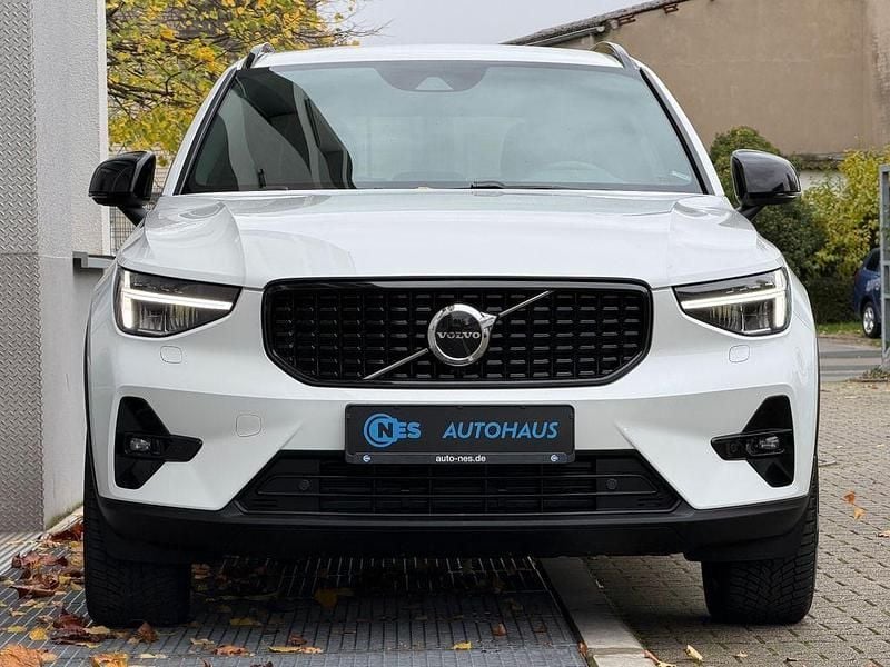Crystal white Gebraucht 2022 Volvo XC40 Plus SUV | 24.890 € (Fairer Preis) - Bild 1/4