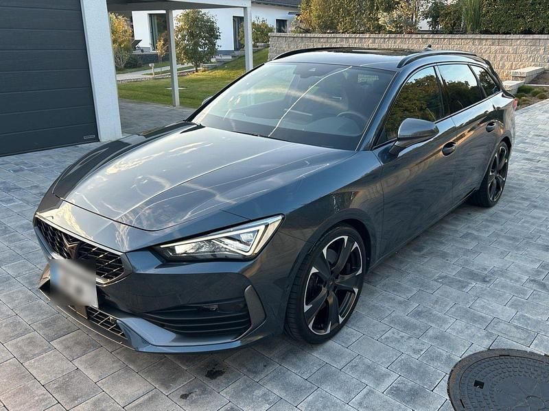 Grau Gebraucht 2023 Cupra Leon VZ Kombi | 33.999 € (Fairer Preis) - Bild 1/4