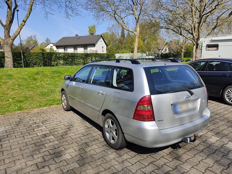 Usado Toyota Corolla Sol 110 HP (80 kW) 2004 Prateado Carrinha