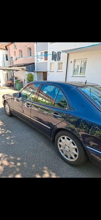 Blau Gebraucht 1999 Mercedes E320 Avantgarde Limousine | 2.999 € - Bild 1/4