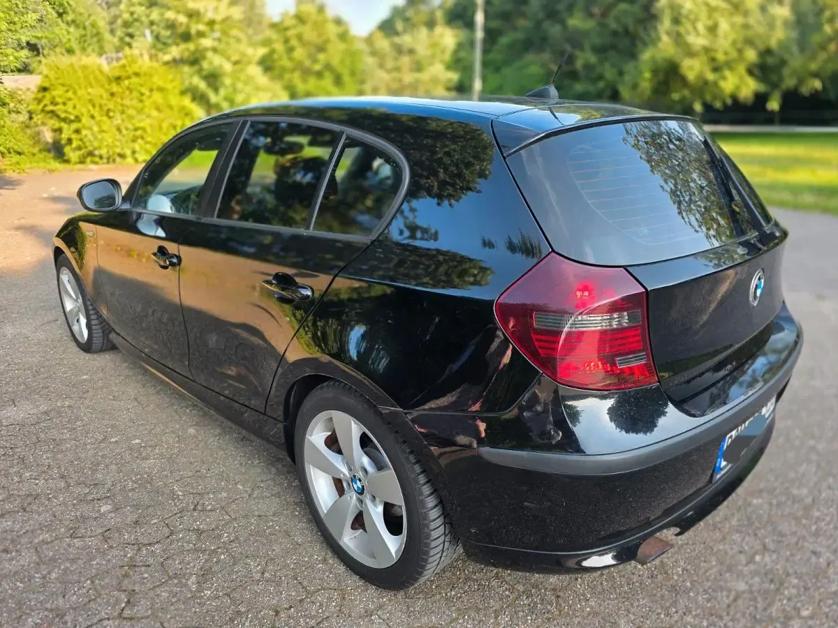 Gebraucht BMW 116 122 PS (89 kW) 2011 Schwarz Kleinwagen