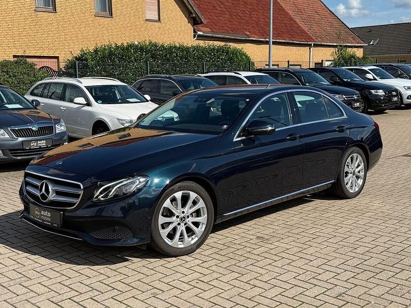 Blau Gebraucht 2017 Mercedes E200 Limousine | 22.989 € (Fairer Preis) - Bild 1/4