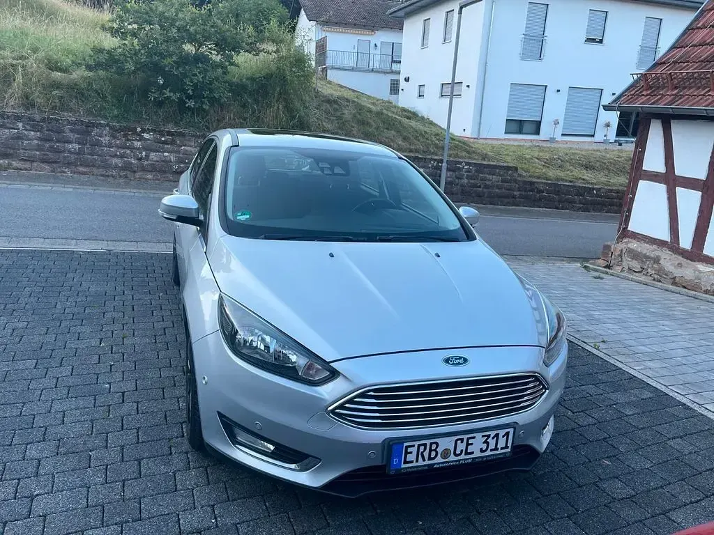 Gebraucht Ford Focus Titanium 101 PS (74 kW) 2015 Silber Limousine