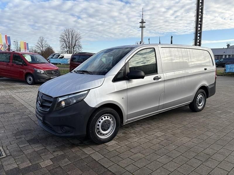 Brillantsilber metallic Gebraucht 2021 Mercedes Vito Van | 27.810 € (Superpreis) - Bild 1/4