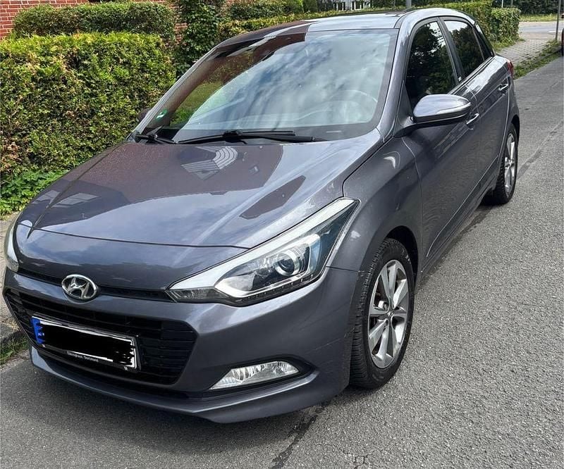 Grau Gebraucht 2016 Hyundai i20 Passion Plus Limousine | 6.500 € (Guter Preis) - Bild 1/4