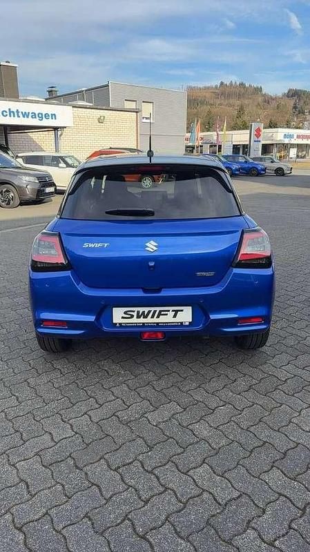 Neu Suzuki Swift Comfort+ 83 PS (61 kW) 2025 Frontier blue pearl/super blac Kleinwagen