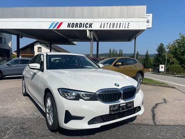 Alpinweiss iii uni (300) Gebraucht 2021 BMW 320 Advantage Limousine | 26.900 € (Fairer Preis) - Bild 1/4