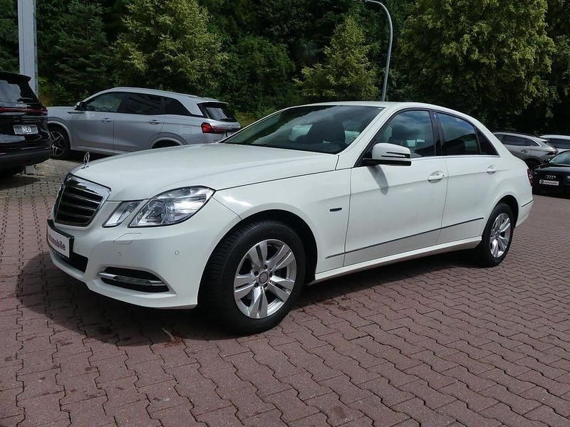 Weiß Gebraucht 2011 Mercedes E200 Limousine | 14.990 € (Etwas zu teuer) - Bild 1/4