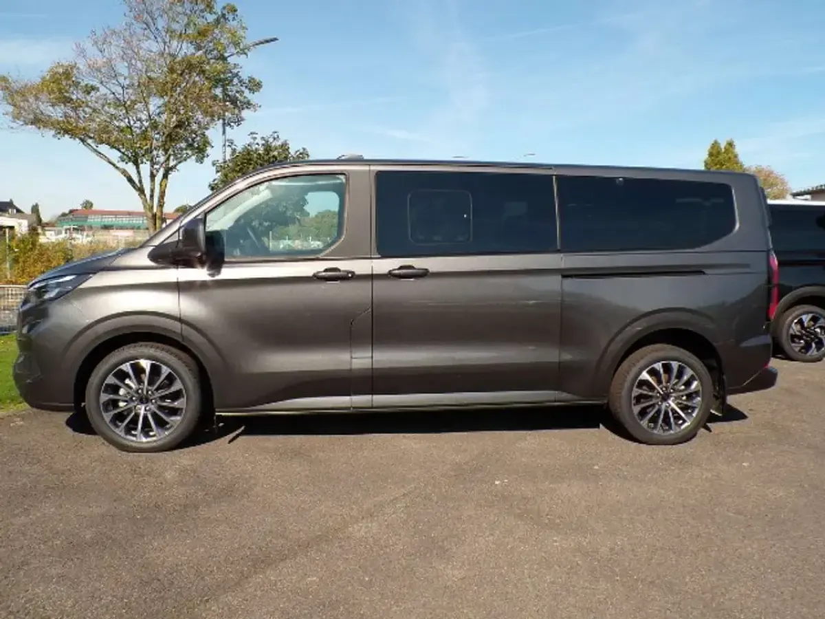 Neu Ford Tourneo Custom Titanium X 170 PS (125 kW) 2026 Grau Van
