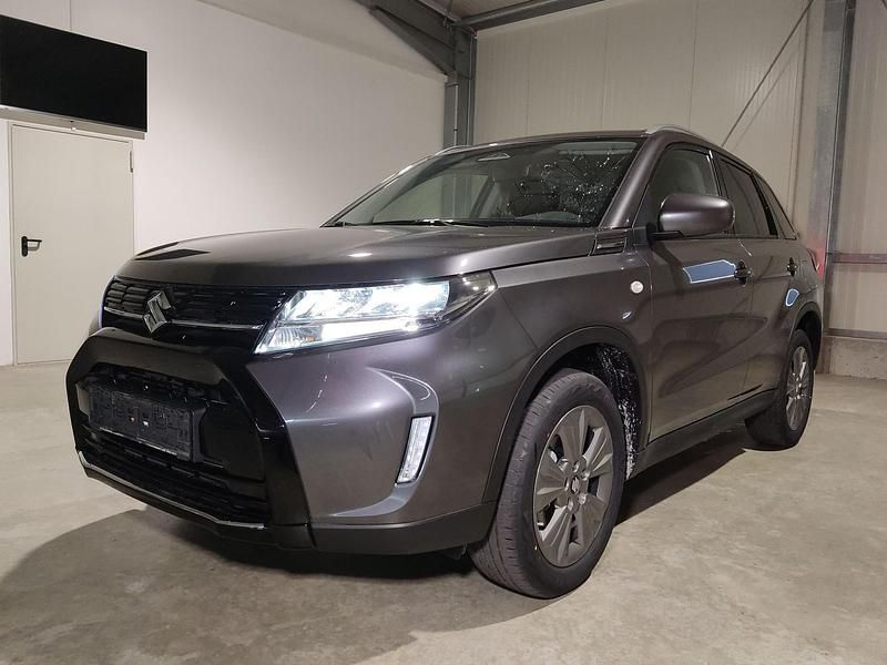 Grau metallic grau metallic Neu 2025 Suzuki Vitara Comfort SUV | 26.079 € (Fairer Preis) - Bild 1/4