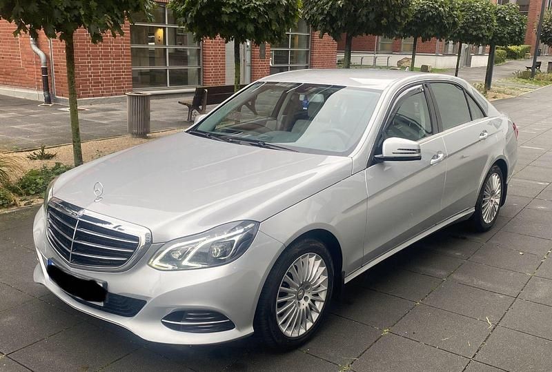 Silber Gebraucht 2013 Mercedes E250 Limousine | 20.900 € (Guter Preis) - Bild 1/4