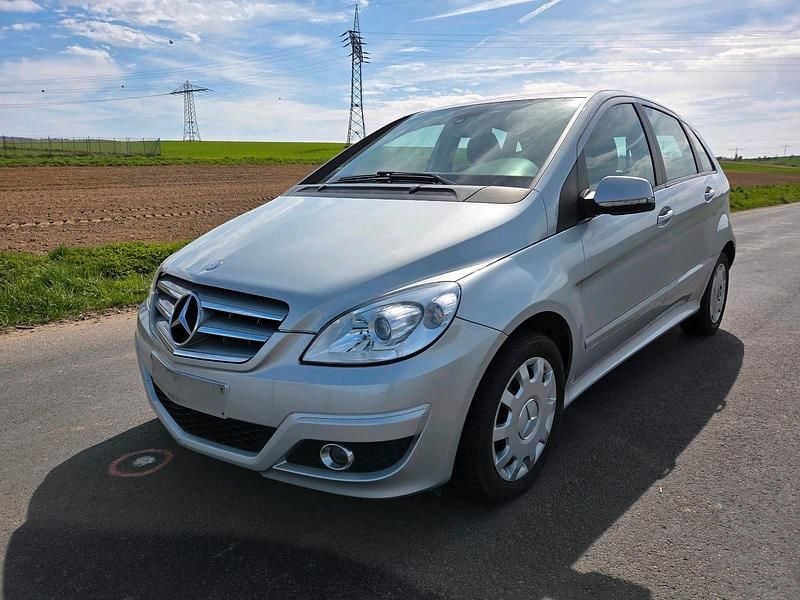 Gebraucht Mercedes B180 109 PS (80 kW) 2009 Silber Van / Kleinbus