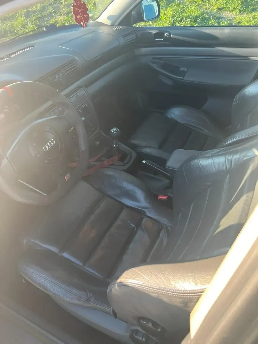 Używany Audi A4 150 KM (110 kW) 1996 Czarny Sedan/Limuzyna
