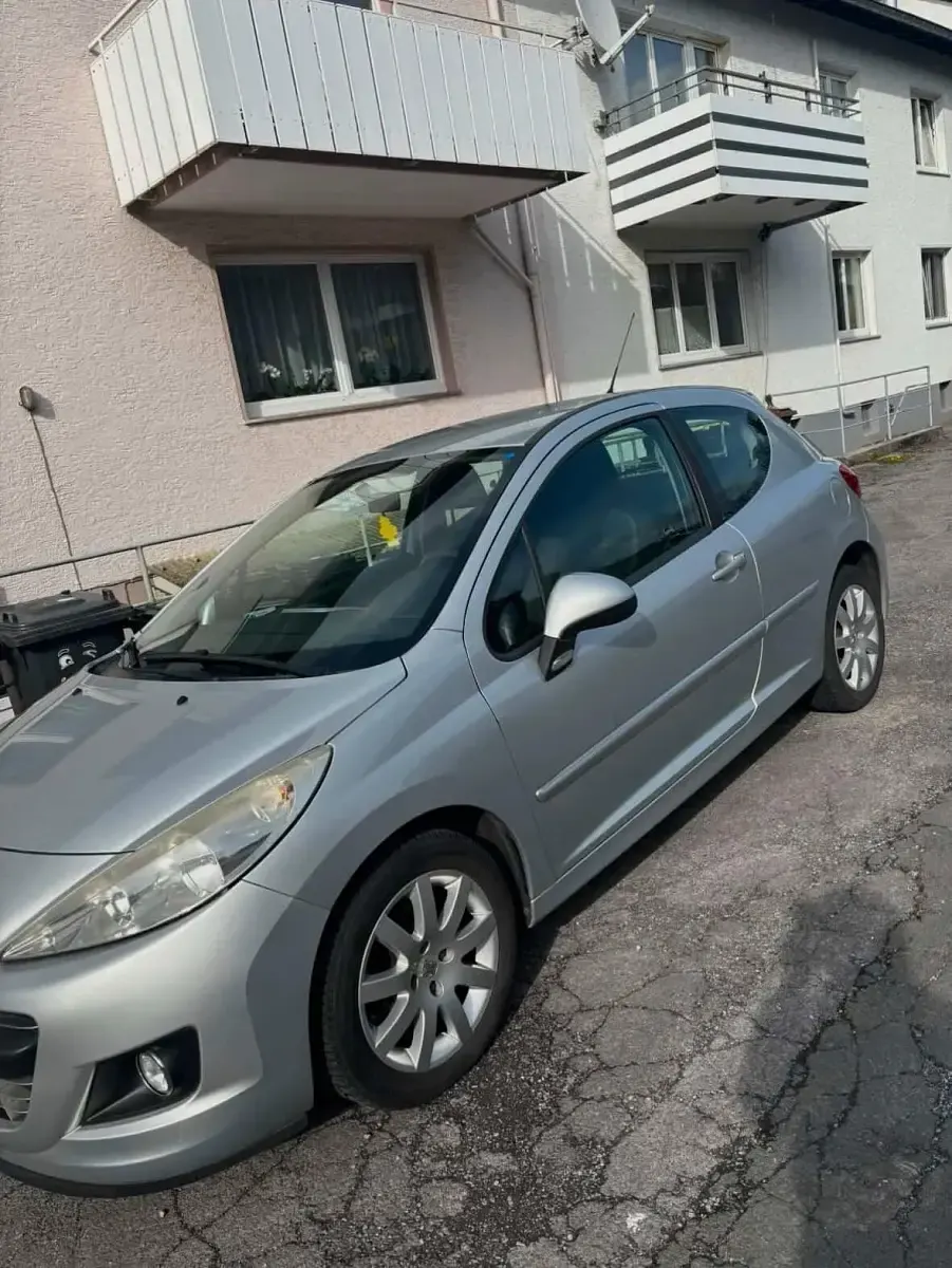 Gebraucht Peugeot 207 95 PS (69 kW) 2011 Silber Kleinwagen
